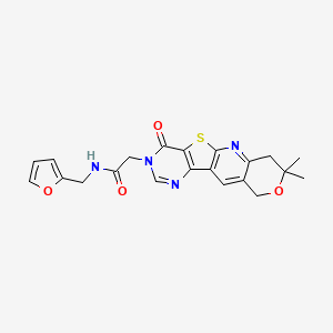 molecular formula C21H20N4O4S B5550067 2-(5,5-dimethyl-15-oxo-6-oxa-17-thia-2,12,14-triazatetracyclo[8.7.0.03,8.011,16]heptadeca-1,3(8),9,11(16),12-pentaen-14-yl)-N-(furan-2-ylmethyl)acetamide 
