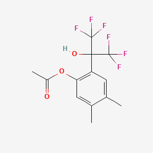 molecular formula C13H12F6O3 B5550778 2-(1,1,1,3,3,3-Hexafluoro-2-hydroxypropan-2-yl)-4,5-dimethylphenyl acetate 