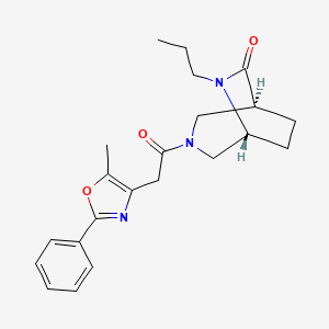 molecular formula C22H27N3O3 B5555694 (1S,5R)-3-[2-(5-methyl-2-phenyl-1,3-oxazol-4-yl)acetyl]-6-propyl-3,6-diazabicyclo[3.2.2]nonan-7-one 