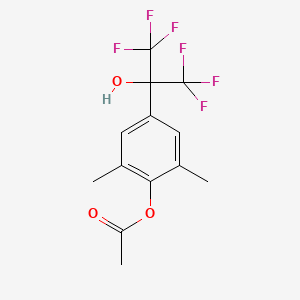 molecular formula C13H12F6O3 B5555746 4-(1,1,1,3,3,3-Hexafluoro-2-hydroxypropan-2-yl)-2,6-dimethylphenyl acetate 