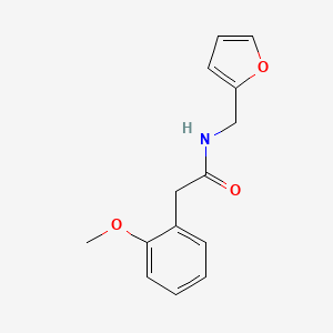molecular formula C14H15NO3 B5562216 N-[(furan-2-yl)methyl]-2-(2-methoxyphenyl)acetamide 