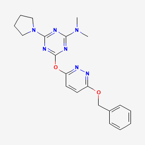 molecular formula C20H23N7O2 B5567817 4-{[6-(benzyloxy)pyridazin-3-yl]oxy}-N,N-dimethyl-6-(pyrrolidin-1-yl)-1,3,5-triazin-2-amine 