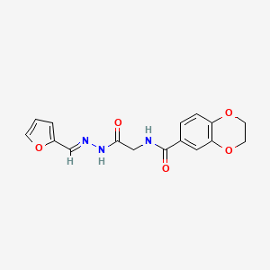 molecular formula C16H15N3O5 B5567991 2,3-Dihydro-benzo[1,4]dioxine-6-carboxylic acid [1-furan-2-yl-meth-(E)-ylidene-hydrazinocarbonylmethyl]-amide 
