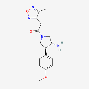 molecular formula C16H20N4O3 B5570555 1-[(3R,4S)-3-amino-4-(4-methoxyphenyl)pyrrolidin-1-yl]-2-(4-methyl-1,2,5-oxadiazol-3-yl)ethanone 