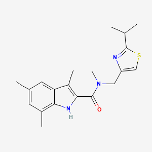 molecular formula C20H25N3OS B5575433 N-[(2-isopropyl-1,3-thiazol-4-yl)methyl]-N,3,5,7-tetramethyl-1H-indole-2-carboxamide 