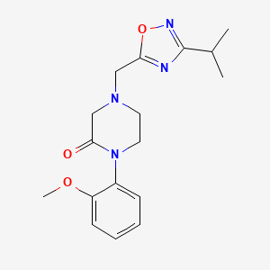 molecular formula C17H22N4O3 B5575533 4-[(3-isopropyl-1,2,4-oxadiazol-5-yl)methyl]-1-(2-methoxyphenyl)-2-piperazinone 