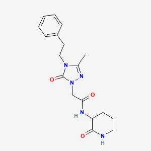 molecular formula C18H23N5O3 B5575982 2-[3-methyl-5-oxo-4-(2-phenylethyl)-4,5-dihydro-1H-1,2,4-triazol-1-yl]-N-(2-oxo-3-piperidinyl)acetamide 