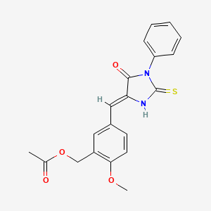 molecular formula C20H18N2O4S B5579838 2-methoxy-5-[(Z)-(5-oxo-1-phenyl-2-thioxoimidazolidin-4-ylidene)methyl]benzyl acetate 