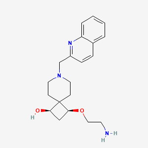 molecular formula C20H27N3O2 B5585077 (1R,3S)-3-(2-aminoethoxy)-7-(quinolin-2-ylmethyl)-7-azaspiro[3.5]nonan-1-ol 