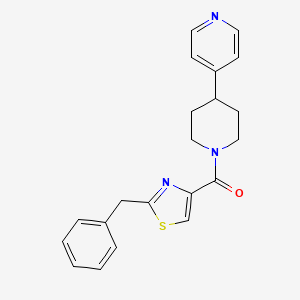 molecular formula C21H21N3OS B5589716 4-{1-[(2-benzyl-1,3-thiazol-4-yl)carbonyl]-4-piperidinyl}pyridine 