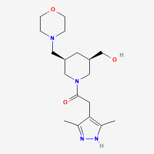 molecular formula C18H30N4O3 B5599447 2-(3,5-dimethyl-1H-pyrazol-4-yl)-1-[(3R,5R)-3-(hydroxymethyl)-5-(morpholin-4-ylmethyl)piperidin-1-yl]ethanone 