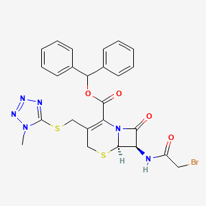 molecular formula C25H23BrN6O4S2 B562366 benzhydryl (6R,7R)-7-[(2-bromoacetyl)amino]-3-[(1-methyltetrazol-5-yl)sulfanylmethyl]-8-oxo-5-thia-1-azabicyclo[4.2.0]oct-2-ene-2-carboxylate CAS No. 108408-68-0