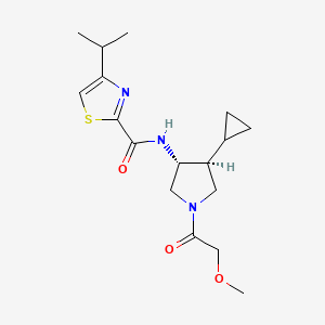 molecular formula C17H25N3O3S B5664004 N-[(3R,4S)-4-cyclopropyl-1-(2-methoxyacetyl)pyrrolidin-3-yl]-4-propan-2-yl-1,3-thiazole-2-carboxamide 