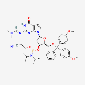 molecular formula C44H54N7O7P B569219 N'-[7-[(2R,4S,5R)-5-[[bis(4-methoxyphenyl)-phenylmethoxy]methyl]-4-[2-cyanoethoxy-[di(propan-2-yl)amino]phosphanyl]oxyoxolan-2-yl]-4-oxo-3H-pyrrolo[2,3-d]pyrimidin-2-yl]-N,N-dimethylmethanimidamide CAS No. 121767-97-3