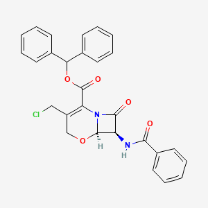 molecular formula C28H23ClN2O5 B569331 (6R,7S)-7-(Benzoylamino)-3-(chloromethyl)-8-oxo-5-oxa-1-azabicyclo[4.2.0]oct-2-ene-2-carboxylic Acid Diphenylmethyl Ester CAS No. 1353648-24-4