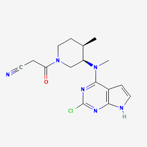 molecular formula C16H19ClN6O B569777 3-((3R,4R)-3-((2-chloro-7H-pyrrolo[2,3-d]pyrimidin-4-yl)(methyl)amino)-4-methylpiperidin-1-yl)-3-oxopropanenitrile CAS No. 1616761-00-2