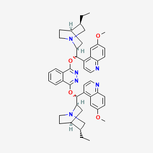 molecular formula C48H54N6O4 B570054 Hydroquinidine 1,4-phthalazinediyl ether mixture CAS No. 148618-32-0