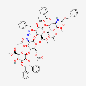 molecular formula C71H82N4O27 B570654 methyl (2R,3S,4S,5R,6R)-5-acetoxy-3-(((2R,3R,4R,6R)-4-acetoxy-6-(acetoxymethyl)-3-azido-5-(((2R,3R,4S,5S,6S)-3,4-bis(benzyloxy)-5-hydroxy-6-(methoxycarbonyl)tetrahydro-2H-pyran-2-yl)oxy)tetrahydro-2H-pyran-2-yl)oxy)-6-(((2R,3S,4R,5R,6S)-2-(acetoxymethyl)- CAS No. 114869-99-7
