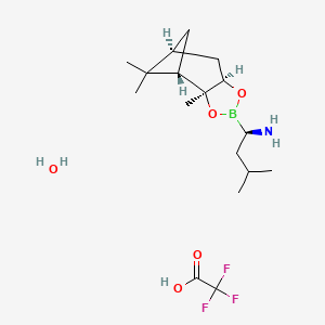 molecular formula C17H31BF3NO5 B592427 (R)-3-Methyl-1-((3aS,4S,6S,7aR)-3a,5,5-trimethylhexahydro-4,6-methanobenzo[d][1,3,2]dioxaborol-2-yl)butan-1-amine 2,2,2-trifluoroacetate hydrate CAS No. 1310383-72-2