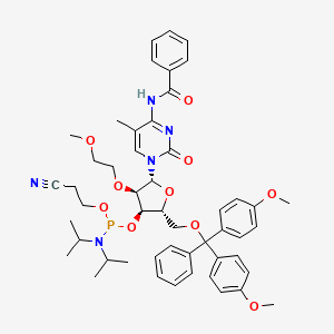 molecular formula C47H54N5O9P B599471 N-[1-[(2R,3R,4R,5R)-5-[[bis(4-methoxyphenyl)-phenylmethoxy]methyl]-4-[2-cyanoethoxy-[di(propan-2-yl)amino]phosphanyl]oxy-3-(2-methoxyethoxy)oxolan-2-yl]-5-methyl-2-oxopyrimidin-4-yl]benzamide CAS No. 163759-94-2