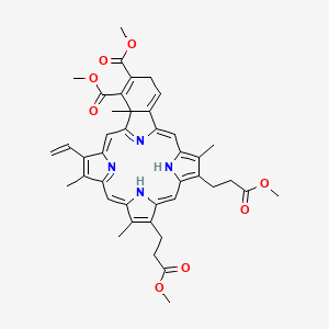 molecular formula C42H44N4O8 B611011 dimethyl 15-ethenyl-5,9-bis(3-methoxy-3-oxopropyl)-4,10,14,19-tetramethyl-25,26,27,28-tetrazahexacyclo[16.6.1.13,6.18,11.113,16.019,24]octacosa-1,3,5,7,9,11,13(26),14,16,18(25),20,23-dodecaene-20,21-dicarboxylate CAS No. 94238-43-4