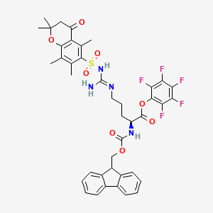 (2,3,4,5,6-pentafluorophenyl) (2S)-5-[[amino-[(2,2,5,7,8-pentamethyl-4-oxo-3H-chromen-6-yl)sulfonylamino]methylidene]amino]-2-(9H-fluoren-9-ylmethoxycarbonylamino)pentanoate