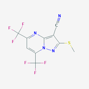 molecular formula C10H4F6N4S B063722 5,7-Bis(trifluoromethyl)-3-cyano-2-(methylthio)pyrazolo[1,5-a]pyrimidine CAS No. 174842-48-9