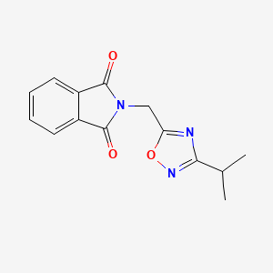B6423350 2-{[3-(propan-2-yl)-1,2,4-oxadiazol-5-yl]methyl}-2,3-dihydro-1H-isoindole-1,3-dione CAS No. 1093881-59-4