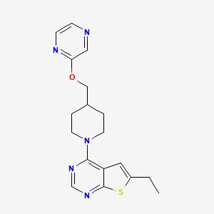 2-[(1-{6-ethylthieno[2,3-d]pyrimidin-4-yl}piperidin-4-yl)methoxy]pyrazine