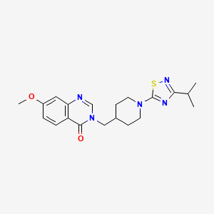 7-methoxy-3-({1-[3-(propan-2-yl)-1,2,4-thiadiazol-5-yl]piperidin-4-yl}methyl)-3,4-dihydroquinazolin-4-one