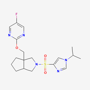 molecular formula C18H24FN5O3S B6454340 5-fluoro-2-[(2-{[1-(propan-2-yl)-1H-imidazol-4-yl]sulfonyl}-octahydrocyclopenta[c]pyrrol-3a-yl)methoxy]pyrimidine CAS No. 2548999-56-8