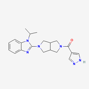 B6461433 1-(propan-2-yl)-2-[5-(1H-pyrazole-4-carbonyl)-octahydropyrrolo[3,4-c]pyrrol-2-yl]-1H-1,3-benzodiazole CAS No. 2549050-42-0
