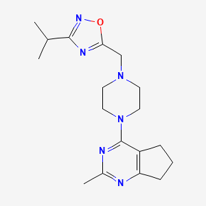 molecular formula C18H26N6O B6464376 1-{2-methyl-5H,6H,7H-cyclopenta[d]pyrimidin-4-yl}-4-{[3-(propan-2-yl)-1,2,4-oxadiazol-5-yl]methyl}piperazine CAS No. 2640897-49-8