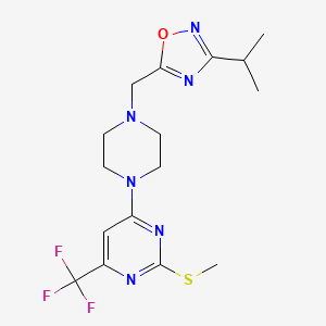 molecular formula C16H21F3N6OS B6465455 2-(methylsulfanyl)-4-(4-{[3-(propan-2-yl)-1,2,4-oxadiazol-5-yl]methyl}piperazin-1-yl)-6-(trifluoromethyl)pyrimidine CAS No. 2640969-88-4