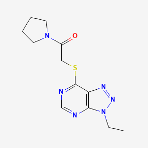 molecular formula C12H16N6OS B6533565 2-({3-ethyl-3H-[1,2,3]triazolo[4,5-d]pyrimidin-7-yl}sulfanyl)-1-(pyrrolidin-1-yl)ethan-1-one CAS No. 1058231-85-8