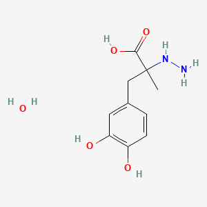 B6579161 3-(3,4-dihydroxyphenyl)-2-hydrazinyl-2-methylpropanoic acid hydrate CAS No. 882025-71-0