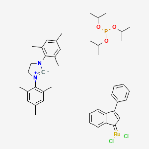 B6594644 1,3-bis(2,4,6-trimethylphenyl)-4,5-dihydro-2H-imidazol-1-ium-2-ide;dichloro-(3-phenylinden-1-ylidene)ruthenium;tripropan-2-yl phosphite CAS No. 1255536-61-8