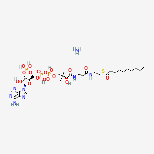molecular formula C31H57N8O17P3S B6596224 S-[2-[3-[[(2R)-4-[[[(2R,3S,4R,5R)-5-(6-aminopurin-9-yl)-4-hydroxy-3-phosphonooxyoxolan-2-yl]methoxy-hydroxyphosphoryl]oxy-hydroxyphosphoryl]oxy-2-hydroxy-3,3-dimethylbutanoyl]amino]propanoylamino]ethyl] decanethioate;azane CAS No. 799812-83-2