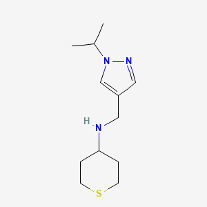 molecular formula C12H21N3S B6628968 N-[(1-propan-2-ylpyrazol-4-yl)methyl]thian-4-amine 