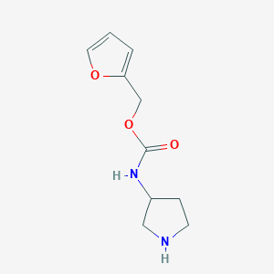 molecular formula C10H14N2O3 B6649893 furan-2-ylmethyl N-pyrrolidin-3-ylcarbamate 
