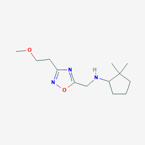 molecular formula C13H23N3O2 B6698186 N-[[3-(2-methoxyethyl)-1,2,4-oxadiazol-5-yl]methyl]-2,2-dimethylcyclopentan-1-amine 