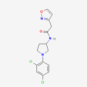 molecular formula C15H15Cl2N3O2 B6698579 N-[1-(2,4-dichlorophenyl)pyrrolidin-3-yl]-2-(1,2-oxazol-3-yl)acetamide 