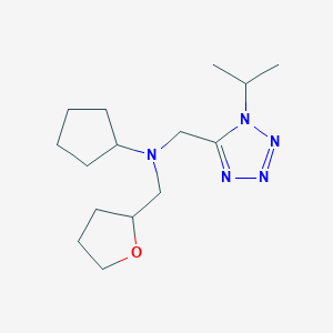 molecular formula C15H27N5O B6754358 N-(oxolan-2-ylmethyl)-N-[(1-propan-2-yltetrazol-5-yl)methyl]cyclopentanamine 