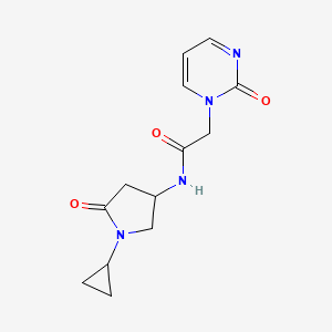 molecular formula C13H16N4O3 B6756052 N-(1-cyclopropyl-5-oxopyrrolidin-3-yl)-2-(2-oxopyrimidin-1-yl)acetamide 