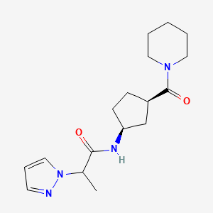 molecular formula C17H26N4O2 B6779647 N-[(1S,3R)-3-(piperidine-1-carbonyl)cyclopentyl]-2-pyrazol-1-ylpropanamide 