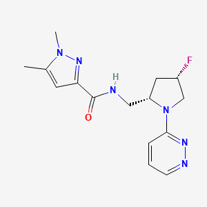 molecular formula C15H19FN6O B6819414 N-[[(2S,4S)-4-fluoro-1-pyridazin-3-ylpyrrolidin-2-yl]methyl]-1,5-dimethylpyrazole-3-carboxamide 