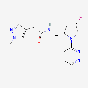molecular formula C15H19FN6O B6819914 N-[[(2S,4S)-4-fluoro-1-pyridazin-3-ylpyrrolidin-2-yl]methyl]-2-(1-methylpyrazol-4-yl)acetamide 