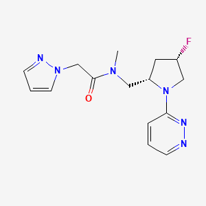 molecular formula C15H19FN6O B6824013 N-[[(2S,4S)-4-fluoro-1-pyridazin-3-ylpyrrolidin-2-yl]methyl]-N-methyl-2-pyrazol-1-ylacetamide 