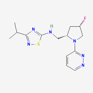 molecular formula C14H19FN6S B6824626 N-[[(2S,4S)-4-fluoro-1-pyridazin-3-ylpyrrolidin-2-yl]methyl]-3-propan-2-yl-1,2,4-thiadiazol-5-amine 