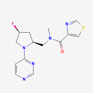 molecular formula C14H16FN5OS B6829690 N-[[(2S,4S)-4-fluoro-1-pyrimidin-4-ylpyrrolidin-2-yl]methyl]-N-methyl-1,3-thiazole-4-carboxamide 